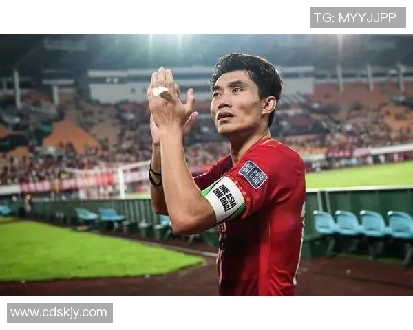 帅气足球明星展示卓越风采和超凡技艺成为球迷心中偶像的完美瞬间 帅气足球明星展示卓越风采和超凡技艺成为球迷心中偶像的完美瞬间